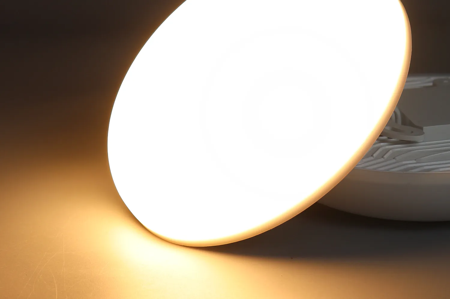 1 180° Wide-Angle, No Dark Corner Illumination