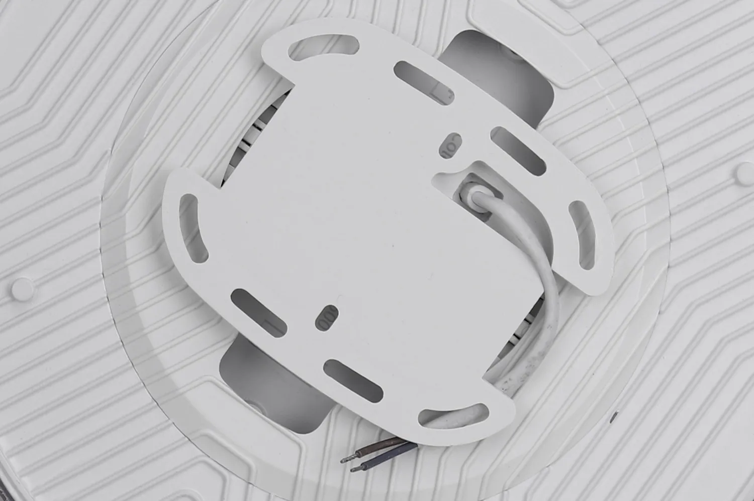 2 Quick Installation with Rotating Clips
