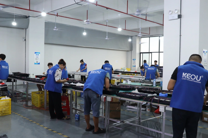 Production Workshop (1)Workers assemble LED light fixtures on KEOU factory production line